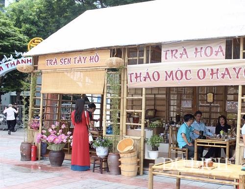 Gian hàng giới thiệu trà Việt nằm ngay đầu cổng vào không gian ẩm thực